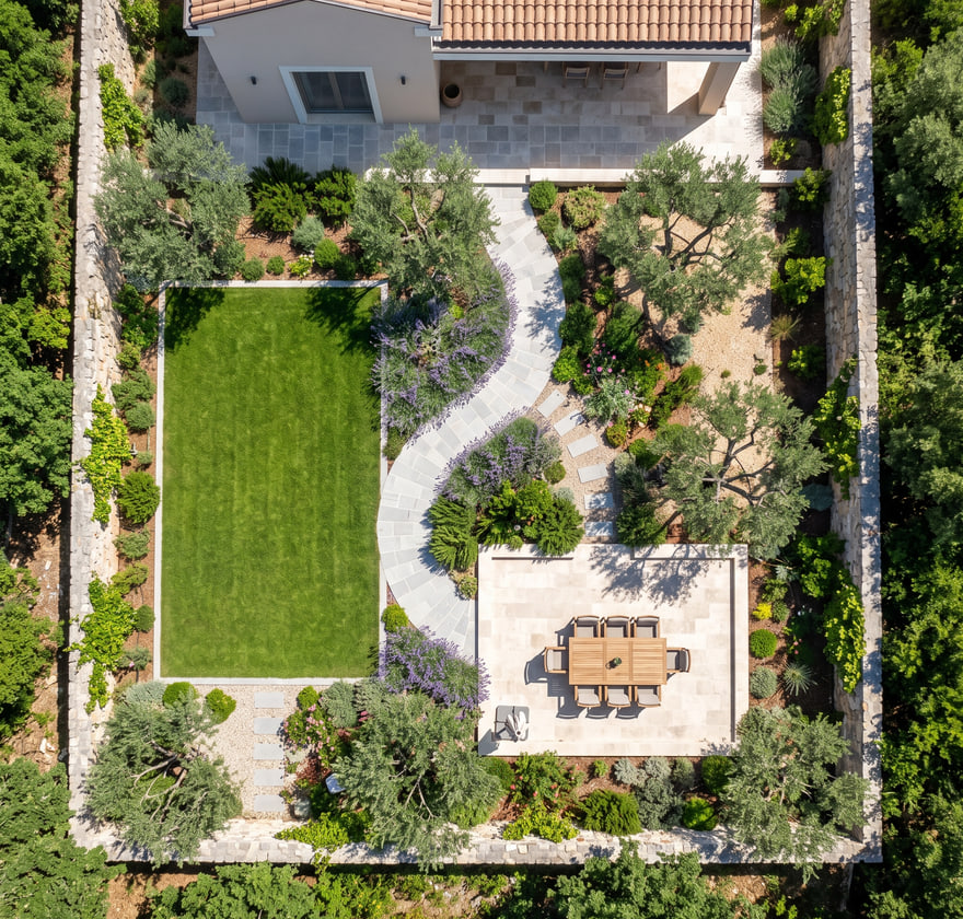 Villa bahçesi peyzajının üstten görünümü